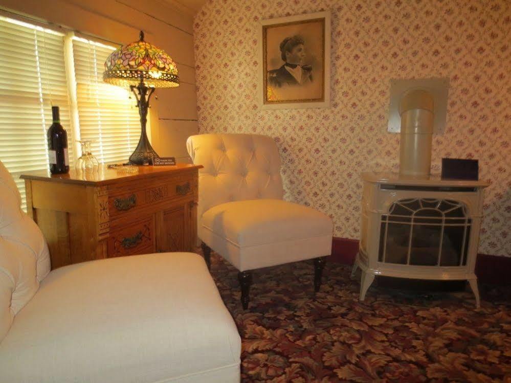 Carriage House Bed & Breakfast วิโนนา ภายนอก รูปภาพ